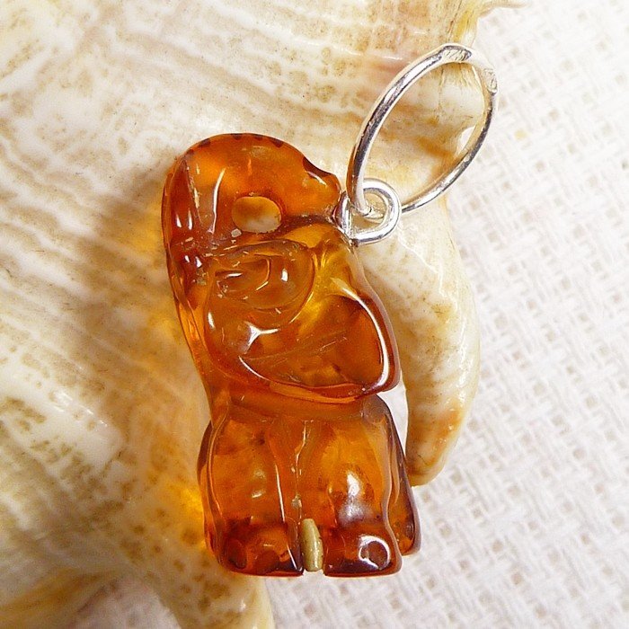 Bursztynowy słoń, srebro, wisiorek, hand carving 688-4