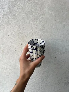 Kubek porcelanowy nakrapiany granatowy MARE - Kubki - miniaturka - grafika 1