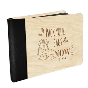 Drewniany MINI FOTO ALBUM na zdjęcia PACK YOUR BAGS NOW z grawerowaną okładką z czarnymi kartami  album podróżniczy z plecakiem - Albumy fotograficzne - miniaturka - grafika 1