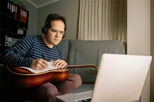 Lekcje online nauki gry na gitarze dla dzieci starszych i dorosłych - Czasopisma - miniaturka - grafika 1