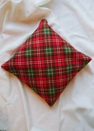 Poduszki dekoracyjne - Poduszka z poszewką świąteczna dekoracyjna czerwonego koloru - miniaturka - grafika 1