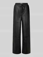 Spodnie damskie - Spodnie materiałowe o szerokim kroju z imitacji skóry model ‘Zoma’ - miniaturka - grafika 1