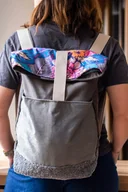 Plecaki - Szary duży składany plecak kurierski w kwiaty - miniaturka - grafika 1