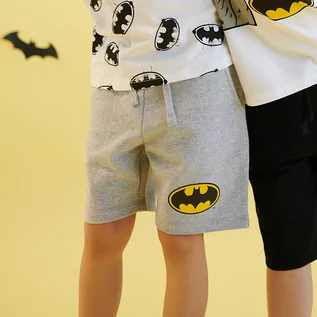 Spodnie i spodenki dla chłopców - Sinsay Sinsay - Szorty Batman - Jasny szary - grafika 1