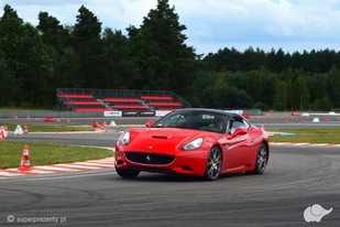 Autoprezent Ferrari California vs Lamborghini Gallardo - Vouchery - miniaturka - grafika 1