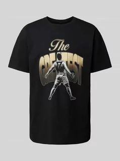 Koszulki męskie - T-shirt z nadrukiem z motywem i napisem model ‘Greatest’ - grafika 1