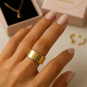 Pierścionki - Szeroka złota obrączka z cyrkoniami [Rozmiar pierścionków: US 6] - miniaturka - grafika 1