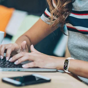 Pasek silikonowy Alogy z zapięciem opaska do Xiaomi Mi Band 7 White + 2x Szkło - Akcesoria do smartwatchy - miniaturka - grafika 5