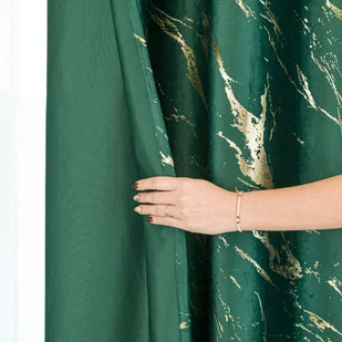 MARMA Zasłona gotowa na taśmie, szerokość 140cm x wysokość 250cm, kolor ciemny zielony; butelkowy ze złotym nadrukiem na VELVI - Zasłony - miniaturka - grafika 1