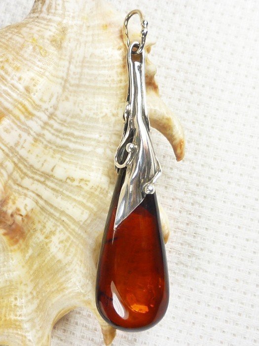 Wisiorek srebrny z bursztynem, handmade 611-17
