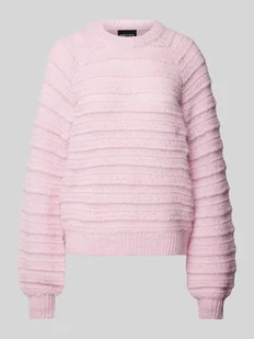 Sweter z dzianiny o kroju regular fit z fakturowanym wzorem model ‘JAYDA’ - Swetry damskie - miniaturka - grafika 1