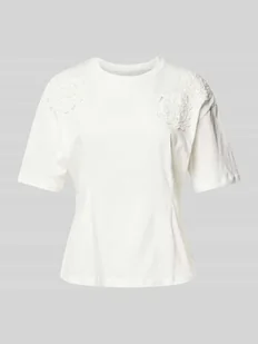 T-shirt z ozdobnym obszyciem model ‘NABIA’ - Koszulki i topy damskie - miniaturka - grafika 1