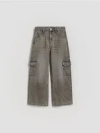Spodnie i spodenki dla dziewczynek - Reserved - Jeansy wide leg z kieszeniami cargo - jasnoszary - miniaturka - grafika 1