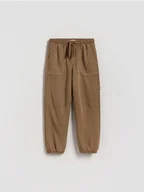 Spodnie i spodenki dla chłopców - Reserved - Bawełniane spodnie jogger - brązowy - miniaturka - grafika 1