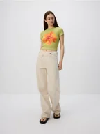 Koszulki i topy damskie - Reserved - T-shirt z kwiatowym nadrukiem - oliwkowy - miniaturka - grafika 1