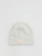 Czapki damskie - Reserved - Bawełniana czapka z naszywką - jasnoszary - miniaturka - grafika 1
