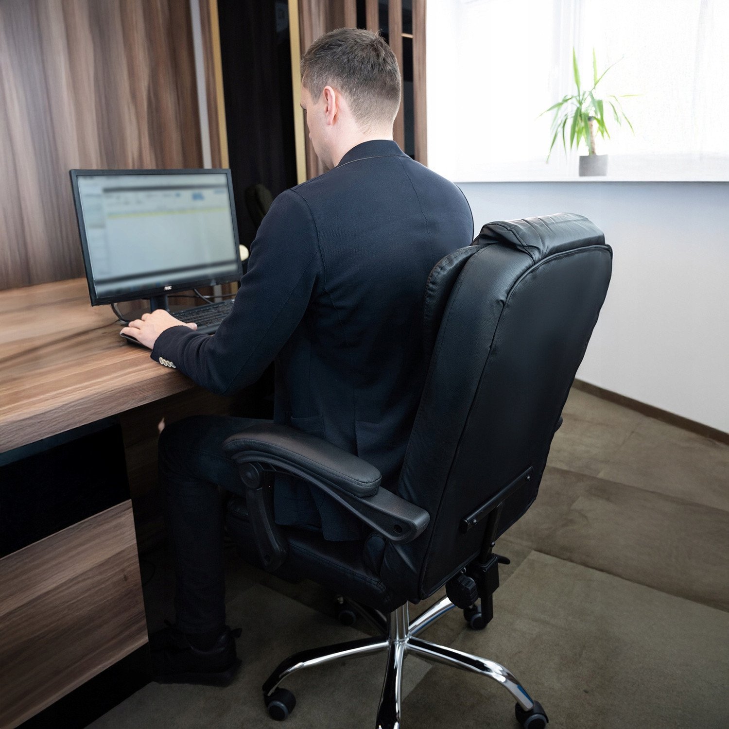 Malatec Fotel biurowy z podnóżkiem- czarny 26195