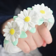 Gryzaki dla dzieci - A Little Lovely Company - Gryzak organiczny z kauczuku hevea Stokrotki - miniaturka - grafika 1