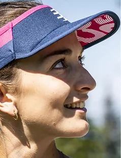 COMPRESSPORT Daszek biegowy ULTRALIGHT VISOR V2 mood indigo/magenta - Czapki i chusty sportowe damskie - miniaturka - grafika 6