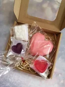 Mydła - Senzi Cosmetics, Zestaw 4 Mydeł Box Prezentowy Mydło Do Rąk Glicerynowe Upominek Duże Serce - miniaturka - grafika 1