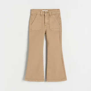 Spodnie i spodenki dla dziewczynek - Reserved - Elastyczne jeansy flare - Beżowy - grafika 1