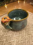 Kubki - Zielony kubek ceramiczny z kwiatkiem - miniaturka - grafika 1