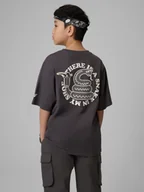 Koszulki dla chłopców - 4F T-shirt loose z nadrukiem chłopięcy - szary 164 (13-14 lat) - miniaturka - grafika 1