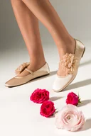 Baleriny - Złote baleriny damskie satynowe z kwiatem Carla T634P - miniaturka - grafika 1