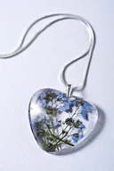 Naszyjniki - Naszyjnik z niezapominajkami w żywicy - serce - miniaturka - grafika 1