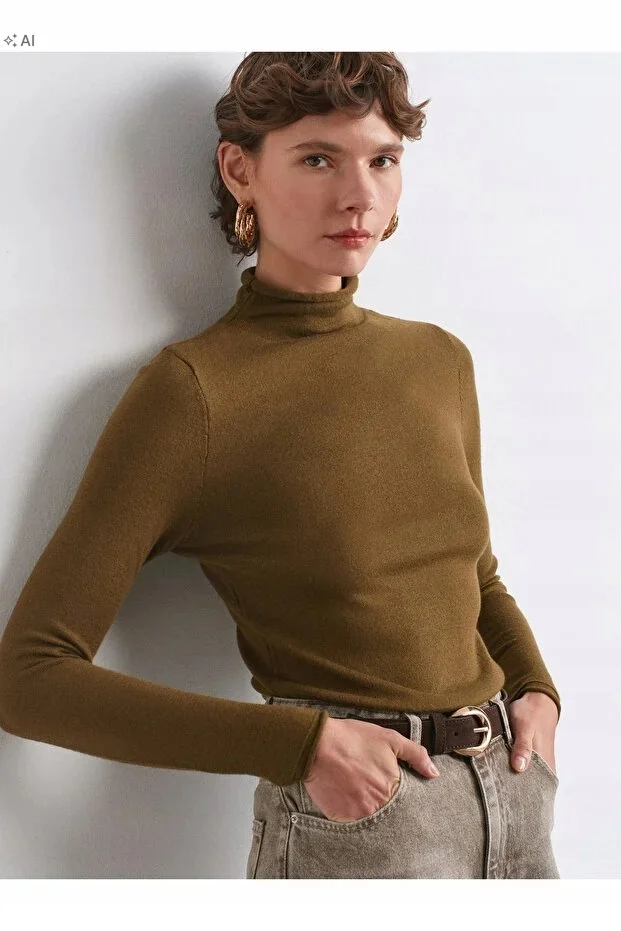 DOPASOWANY SWETER Z GOLFEM W PUDROWYM STYLU 5IA