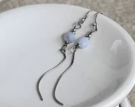 Kolczyki - Kolczyki wiszące z chalcedonem w srebrze - miniaturka - grafika 1