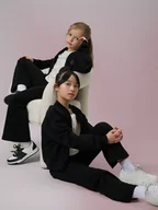 Spodnie i spodenki dla dziewczynek - 4F Spodnie dresowe z rozszerzanymi nogawkami damskie - czarny 164 (13-14 lat) - miniaturka - grafika 1