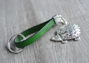 Skórzany brelok do kluczy jeż zielony - Breloki Skórzany brelok do kluczy jeż zielony - Breloki - miniaturka - grafika 1