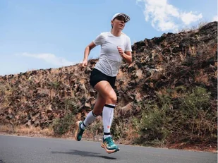 COMPRESSPORT Opaski kompresyjne na łydki R2V3 white - Pozostały sprzęt i akcesoria do ćwiczeń - miniaturka - grafika 6