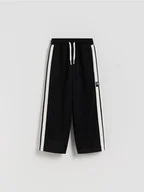 Spodnie i spodenki dla chłopców - Reserved - Spodnie z lampasami - czarny - miniaturka - grafika 1