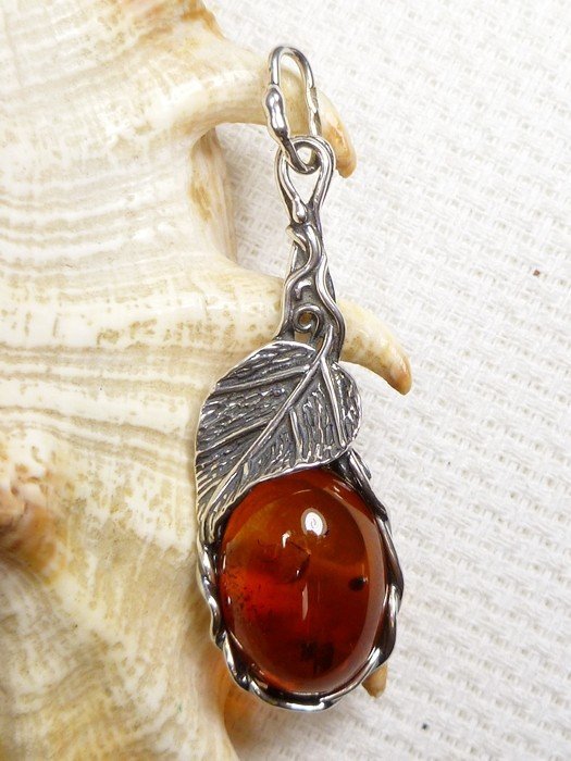 Wisiorek srebrny z bursztynem 626-7