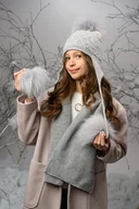 Czapki dla dzieci - Czapka dla dziewczynki na zimę CARMINIA z trzema pomponami jasny popiel - miniaturka - grafika 1