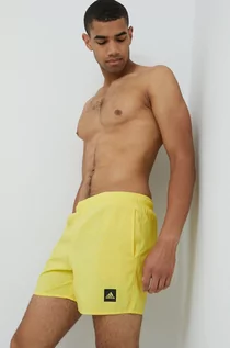 Stroje kąpielowe - adidas Performance szorty kąpielowe Solid męskie kolor żółty gładkie - grafika 1