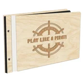 Albumy fotograficzne - Album Na Zdjęcia W Drewnianej Oprawie Z Czarnymi Kartami Z Grawerem Play Like A Pirat! Ster Mapa Dziennik Z Podróży - miniaturka - grafika 1