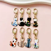 Inne - TEMU Zestaw 8 Breloczków z Nadrukiem Uroczych Kotów - Cynku, Modny Dodatek dla Mężczyzn i Studentów - miniaturka - grafika 1