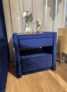 Stolik nocny kontynentalny D z ekspozycji Salonu Janki - Dom i wnętrze OUTLET - miniaturka - grafika 1