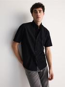 Koszule męskie - Reserved - Koszula regular z krótkim rękawem - czarny - miniaturka - grafika 1