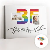 Tablice i flipcharty - Szkolna Tablica korkowa 60x40 cm, Kolorowe Pinezki, wzór Napis bądź sobą - miniaturka - grafika 1