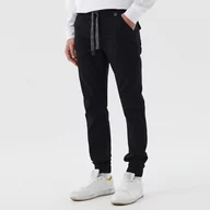 Spodnie męskie - Cropp - Czarne jeansowe joggery - Czarny - miniaturka - grafika 1