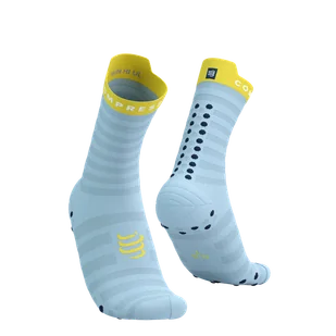 COMPRESSPORT Skarpetki do biegania PRORACING SOCKS V4 ULTRALIGHT RUN HIGH cashmere blue/maize - Skarpetki sportowe męskie - miniaturka - grafika 1