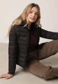 Kurtki damskie - Czarna Taliowana Przejściowa Kurtka Pikowana z Odpinanym Kapturem Zinnorae - miniaturka - grafika 1