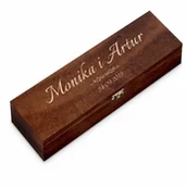 Zestawy do wina - Skrzynka ciemna na wino z grawerem dla pary na ślub - miniaturka - grafika 1