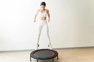 Fitness na trampolinach w Warszawie - Czasopisma - miniaturka - grafika 1
