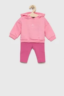 Dresy i komplety dla dziewczynek - Adidas komplet dziecięcy IN G HOOD FL kolor fioletowy - adidas - grafika 1