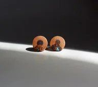 Kolczyki - Drewniane kolczyki z turkusem - miniaturka - grafika 1